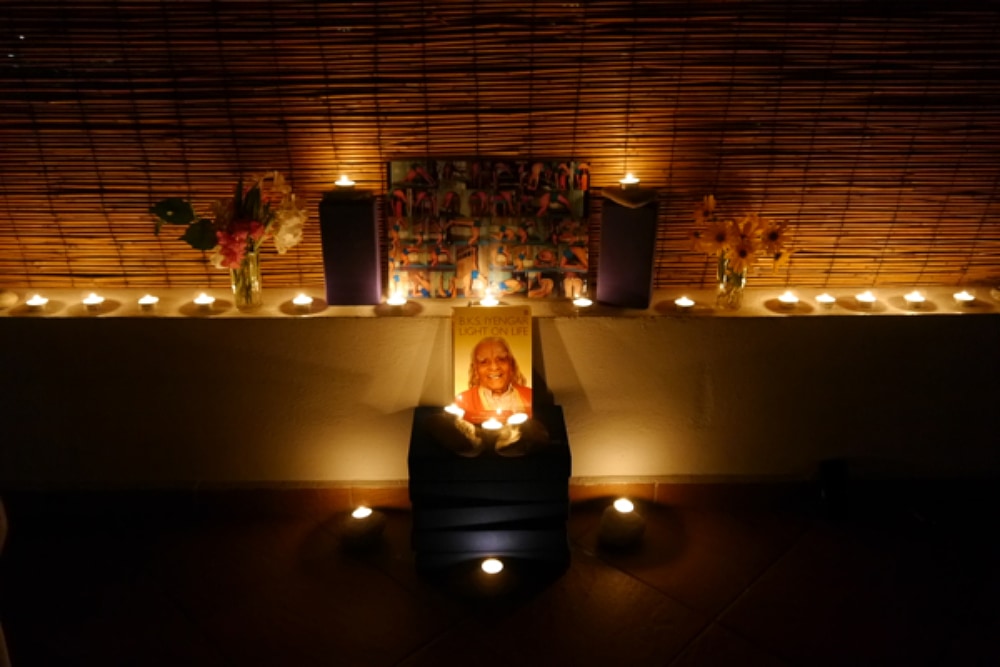 Communal dedication to the memory of our guru BKS Iyengar